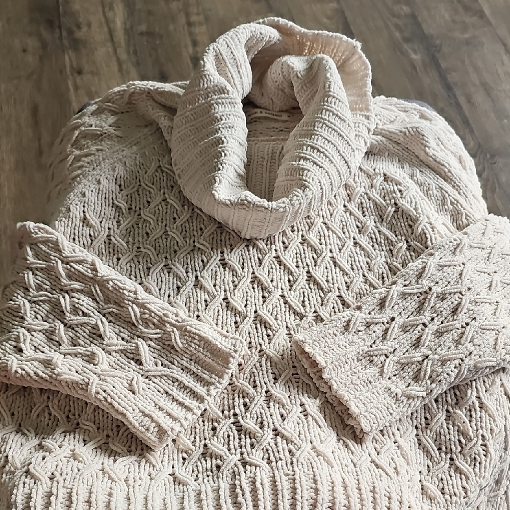 Moon & madison Cream Turtle Cowl Neck Sweater Medium Cable Knit Women